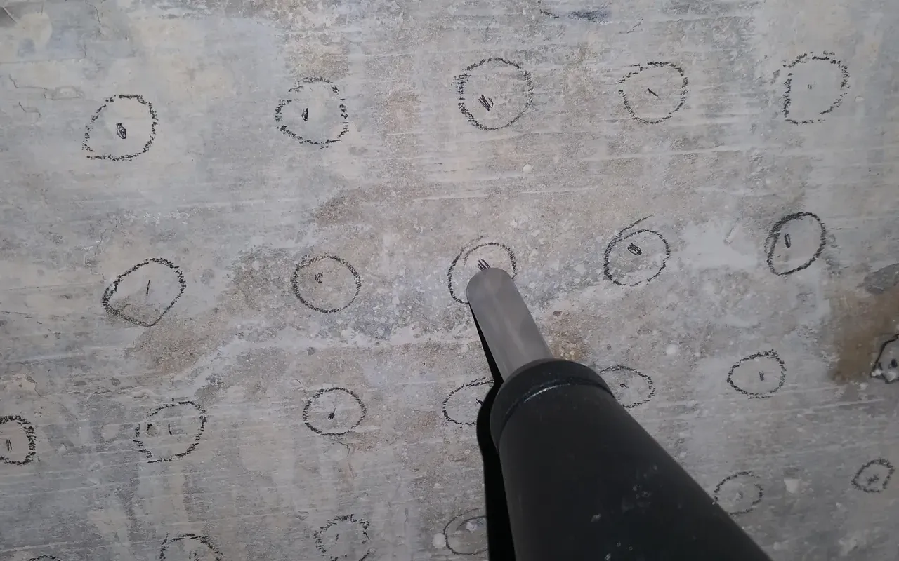 Ensayo con esclerómetro sobre un muro de concreto con la retícula de puntos marcada