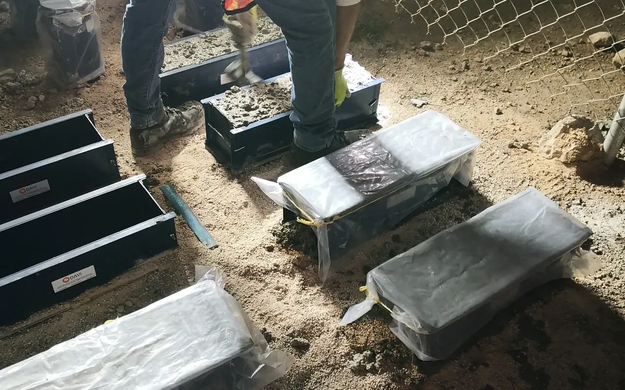Elaboración de especímenes de viga de concreto en moldes metálicos, en obra